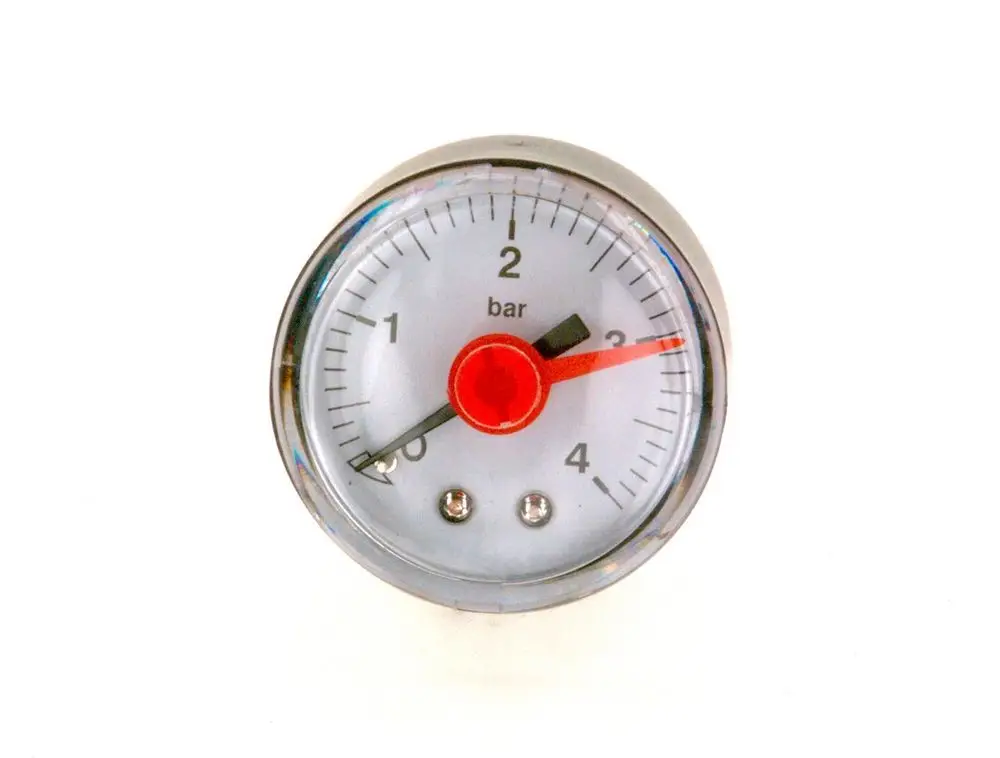 Manometer mit einem weißen Ziffernblatt und rotem Zeiger, das den Druck in Bar anzeigt. Logo oder Marke "Bosch" sind deutlich sichtbar.